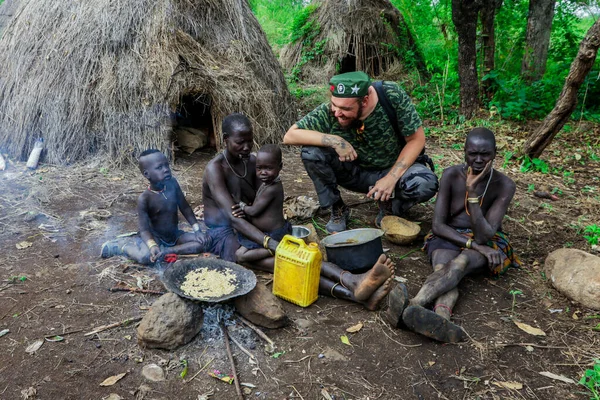 Omo Vadisi Nehri, Etiyopya - 09 Ağustos 2020: Mursi Köyünde Bir Beyaz Adam Turisti