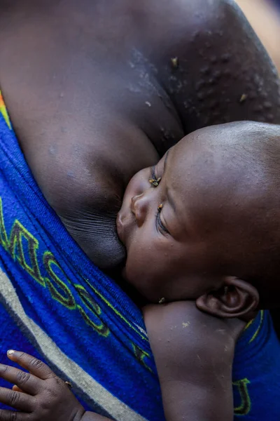 Omo Nehri Vadisi, Etiyopya, Kasım 2020, Mursi kabilesinde annesiyle birlikte bir bebek.