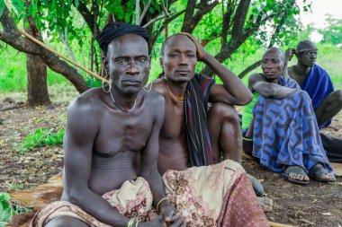 Omo Nehri Vadisi, Etiyopya, Kasım 2020, Mursi kabilesinden geleneksel kıyafetli adamlar.