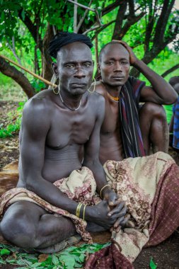 Omo Nehri Vadisi, Etiyopya, Kasım 2020, Mursi kabilesinden geleneksel kıyafetli adamlar.