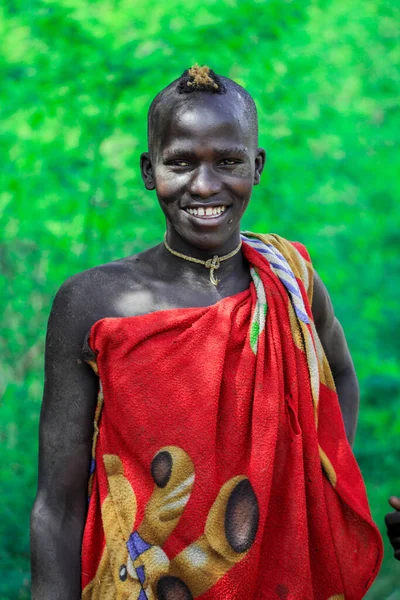 エチオピアのオモ川渓谷 2020年11月 ムルシ族の伝統衣装の男性 — ストック写真
