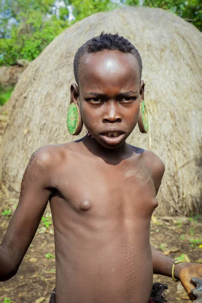 Omo River Valley Etiopía Noviembre 2020 Retrato Adolescente Africano Con —  Fotos de Stock