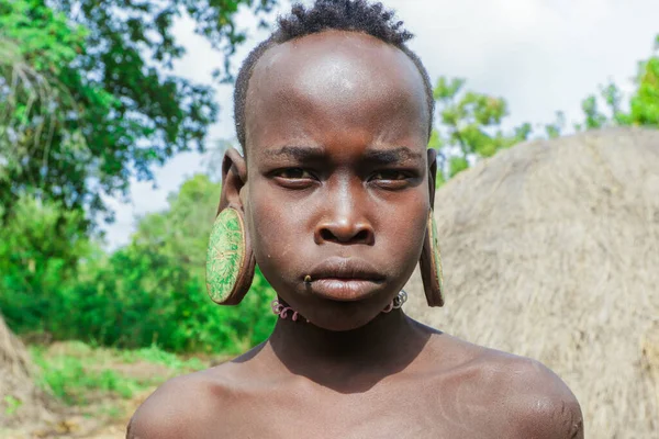 Omo River Valley Etiopía Noviembre 2020 Retrato Adolescente Africano Con —  Fotos de Stock