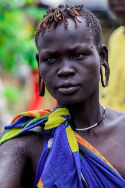 Omo Nehri Vadisi, Etiyopya - 29 Kasım 2020: Yerel Mursi kabile köyünde büyük kulaklı bir Afrikalı kadının portresi