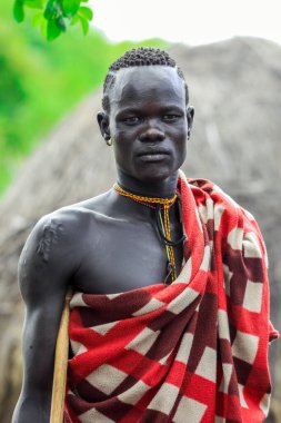 Omo Nehri Vadisi, Etiyopya - 29 Kasım 2020: Yerel Mursi kabilesindeki Ciddi ve Cesur Afrikalı Adam portresi