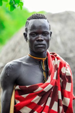 Omo Nehri Vadisi, Etiyopya - 29 Kasım 2020: Yerel Mursi kabilesindeki Ciddi ve Cesur Afrikalı Adam portresi
