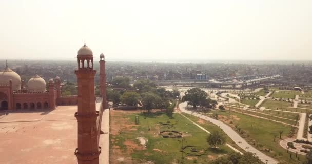 Aerial Footage Badshahi Mosque Main Courtyard Minarets Carved Red Sandstone — Stockvideo