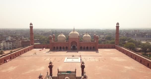Aerial Footage Badshahi Mosque Main Courtyard Minarets Carved Red Sandstone — Vídeos de Stock