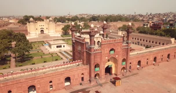 Aerial Footage Badshahi Mosque Main Courtyard Minarets Carved Red Sandstone — Αρχείο Βίντεο