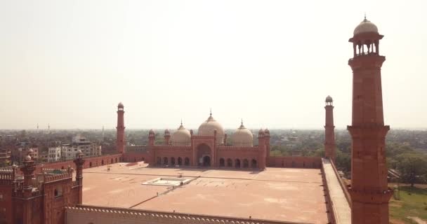 Aerial Footage Badshahi Mosque Main Courtyard Minarets Carved Red Sandstone — Vídeos de Stock