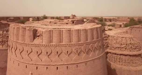 Aerial Footage View Young Boy Derawar Fortress Cholistan Desert Pákistán — Stock video