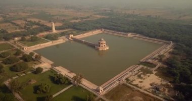 4K Hava Görüntüsü Şeyhupura, Punjab, Pakistan 'daki Hiran Minar Mughal dönem kompleksine