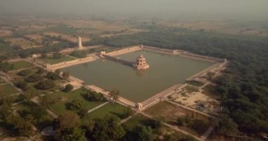 4K Hava Görüntüsü Şeyhupura, Punjab, Pakistan 'daki Hiran Minar Mughal dönem kompleksine