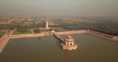 4K Hava Görüntüsü Şeyhupura, Punjab, Pakistan 'daki Hiran Minar Mughal dönem kompleksine