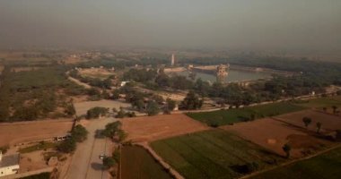 4K Hava Görüntüsü Şeyhupura, Punjab, Pakistan 'daki Hiran Minar Mughal dönem kompleksine