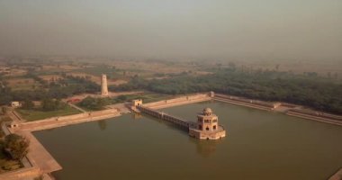 4K Hava Görüntüsü Şeyhupura, Punjab, Pakistan 'daki Hiran Minar Mughal dönem kompleksine