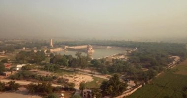 4K Hava Görüntüsü Şeyhupura, Punjab, Pakistan 'daki Hiran Minar Mughal dönem kompleksine