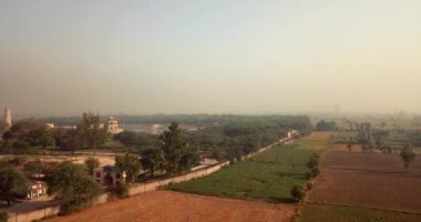 4K Hava Görüntüsü Şeyhupura, Punjab, Pakistan 'daki Hiran Minar Mughal dönem kompleksine