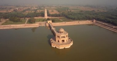 4K Hava Görüntüsü Şeyhupura, Punjab, Pakistan 'daki Hiran Minar Mughal dönem kompleksine