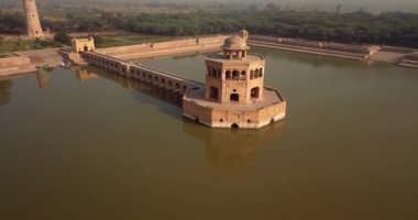 4K Hava Görüntüsü Şeyhupura, Punjab, Pakistan 'daki Hiran Minar Mughal dönem kompleksine