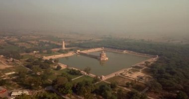 4K Hava Görüntüsü Şeyhupura, Punjab, Pakistan 'daki Hiran Minar Mughal dönem kompleksine