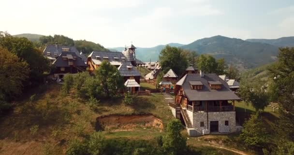 Imágenes Aéreas Vista Panorámica Drvengrad Pueblo Tradicional Madera Serbia — Vídeos de Stock