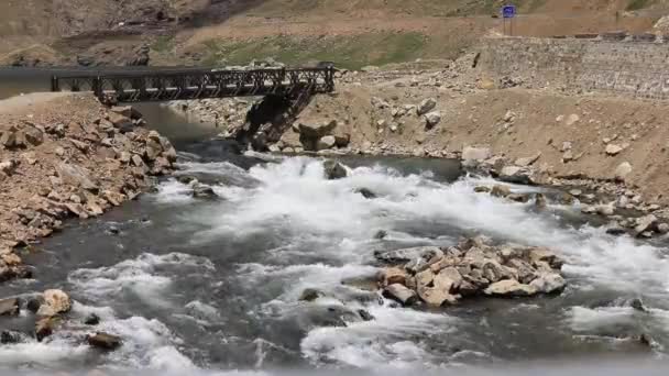 パキスタンの山の川への素晴らしい眺めのHd映像 — ストック動画