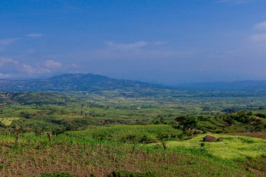 Omo Nehri Vadisi, Etiyopya 'nın Bulutlu Mavi Gökyüzünün Altındaki Yeşil Ağaçlar ve Dağlara Panoramik Görünüm