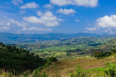 Omo Nehri Vadisi, Etiyopya 'nın Bulutlu Mavi Gökyüzünün Altındaki Yeşil Ağaçlar ve Dağlara Panoramik Görünüm