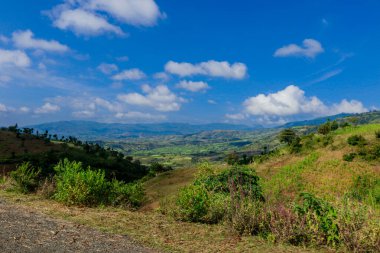 Omo Nehri Vadisi, Etiyopya 'nın Bulutlu Mavi Gökyüzünün Altındaki Yeşil Ağaçlar ve Dağlara Panoramik Görünüm