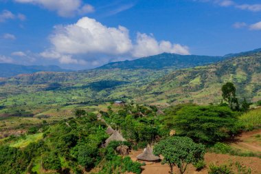 Geleneksel Afrika Evlerine, Yeşil Ağaçlara ve Etiyopya 'daki Omo Nehri Vadisi' nin Bulutlu Mavi Gök Altındaki Dağlara Nefes Altıcı Bakış