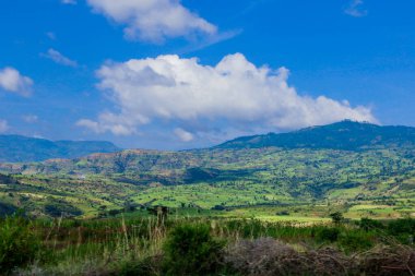 Omo Nehri Vadisi, Etiyopya 'nın Bulutlu Mavi Gökyüzünün Altındaki Yeşil Ağaçlar ve Dağlara Panoramik Görünüm
