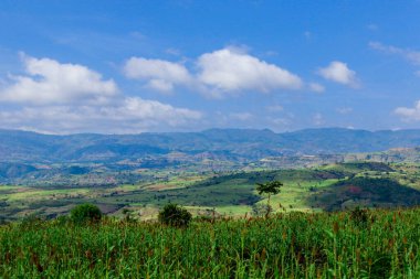 Omo Nehri Vadisi, Etiyopya 'nın Bulutlu Mavi Gökyüzünün Altındaki Yeşil Ağaçlar ve Dağlara Panoramik Görünüm
