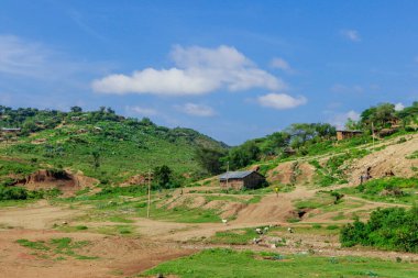 Geleneksel Afrika Evlerine, Yeşil Ağaçlara ve Etiyopya 'daki Omo Nehri Vadisi' nin Bulutlu Mavi Gök Altındaki Dağlara Nefes Altıcı Bakış