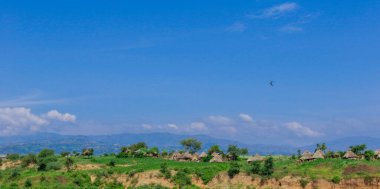 Omo Nehri Vadisi, Etiyopya 'nın Bulutlu Mavi Gökyüzünün Altındaki Yeşil Ağaçlar ve Dağlara Panoramik Görünüm