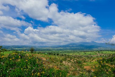 Omo Nehri Vadisi, Etiyopya 'nın Bulutlu Mavi Gökyüzünün Altındaki Yeşil Ağaçlar ve Dağlara Panoramik Görünüm