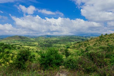 Omo Nehri Vadisi, Etiyopya 'nın Bulutlu Mavi Gökyüzünün Altındaki Yeşil Ağaçlar ve Dağlara Panoramik Görünüm
