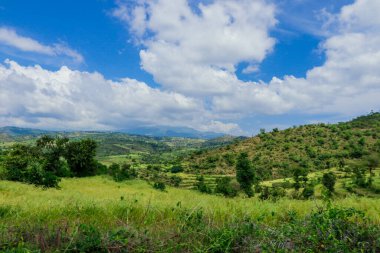 Omo Nehri Vadisi, Etiyopya 'nın Bulutlu Mavi Gökyüzünün Altındaki Yeşil Ağaçlar ve Dağlara Panoramik Görünüm
