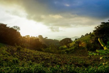 Omo Nehri Vadisi, Etiyopya 'nın Bulutlu Mavi Gökyüzünün Altındaki Yeşil Ağaçlar ve Dağlara Panoramik Görünüm