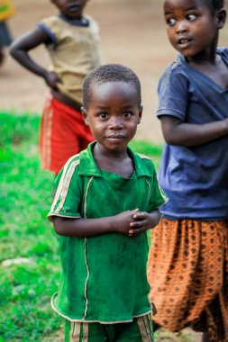 Jinka, Etiyopya - 30 Kasım 2020: Parlak Giysili Küçük Afrikalı Çocuk Kameraya Bakıyor 
