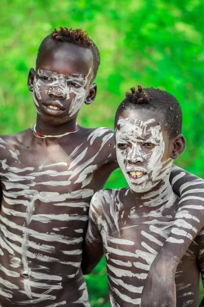 ジンカ エチオピア 2020年11月30日 農村道路で伝統的な部族のボディ絵画を持つ2人のアフリカの少年 — ストック写真
