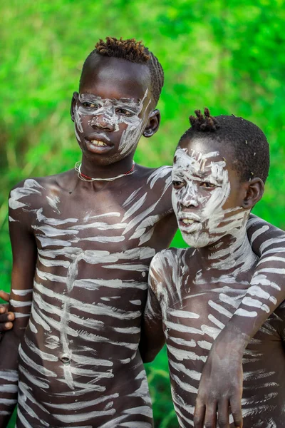 ジンカ エチオピア 2020年11月30日 農村道路で伝統的な部族のボディ絵画を持つ2人のアフリカの少年 — ストック写真