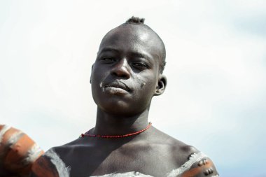 Omo Nehri Vadisi, Etiyopya, Kasım 2020, yerel kabileden geleneksel kıyafetli adamlar.