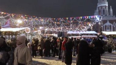 İnsanlar yeni yıl fuarında geziniyor.