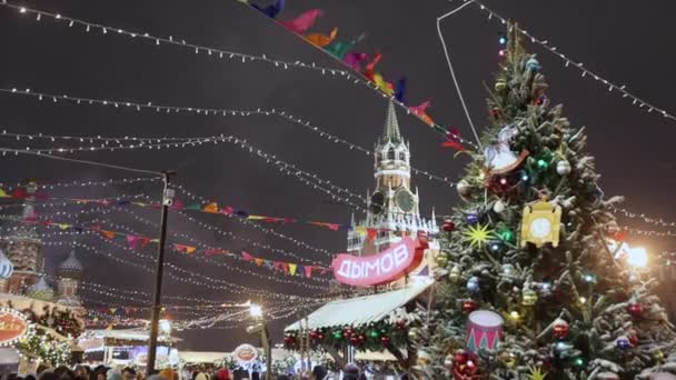 Christmas Tree Background Kremlin Clock Tower Moscow — Vídeo de Stock