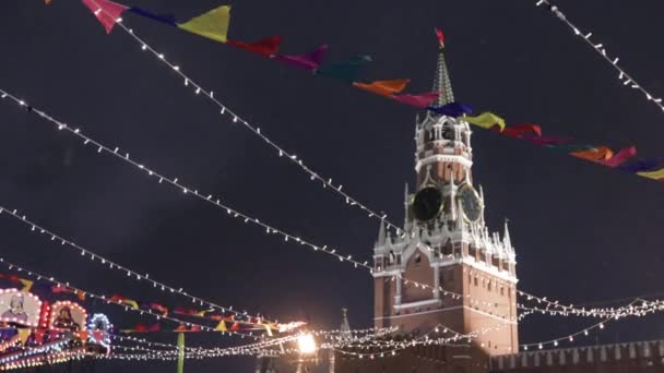 Yeni Yıl Fuarının Arka Planında Kremlin Saat Kulesi — Stok video