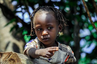 Konso, Etiyopya - 30 Kasım 2020: Geleneksel Konso Kabile Köyünde Genç ve Tatlı Afrikalı Çocuklar