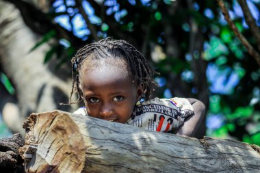 Konso, Etiyopya - 30 Kasım 2020: Geleneksel Konso Kabile Köyünde Genç ve Tatlı Afrikalı Çocuklar