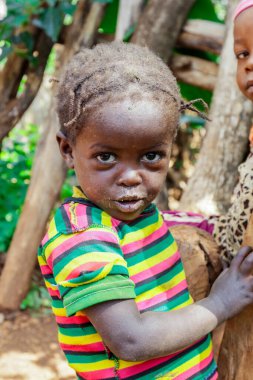 Konso, Etiyopya - 30 Kasım 2020: Geleneksel Konso Kabile Köyünde Genç ve Tatlı Afrikalı Çocuklar