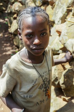 Konso, Etiyopya - 30 Kasım 2020: Geleneksel Konso Kabile Köyünde Genç ve Tatlı Afrikalı Çocuklar